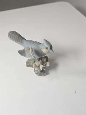 Blue Decorative Bird Figurine – Elegant Resin Bird Sculpture